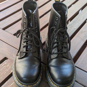 PRE OWNED DR. MARTENS 1460 8-EYE BOOTS BLACK SIZE 7 WOMEN